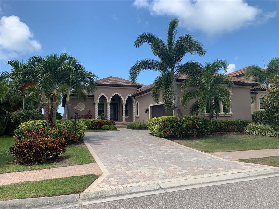 Recently Sold: $1,290,000 (3 beds, 2 baths, 2544 Square Feet)