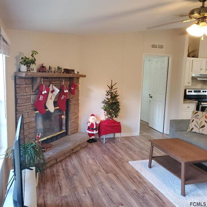Recently Sold: $144,900 (3 beds, 2 baths, 1296 Square Feet)