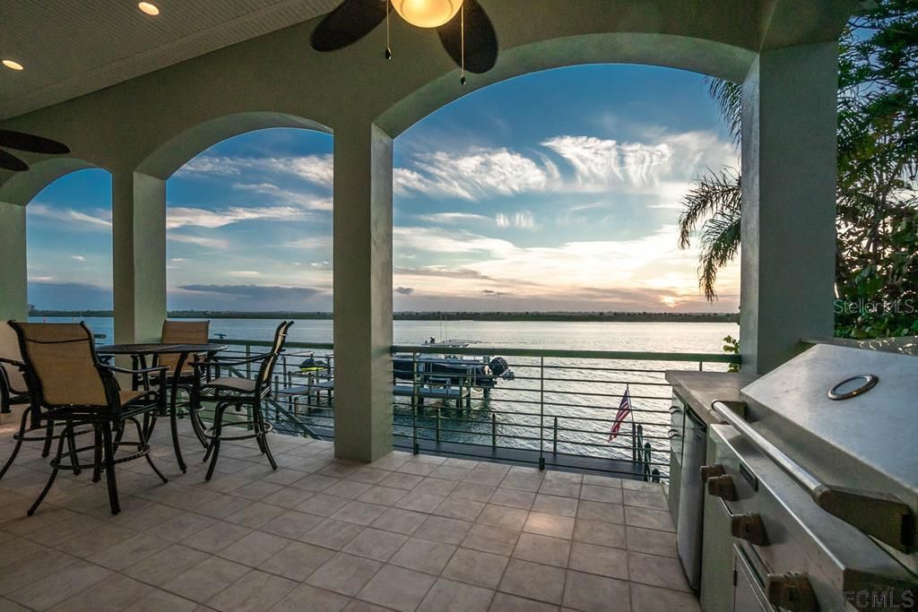 Recently Sold: $2,500,000 (5 beds, 4 baths, 4564 Square Feet)