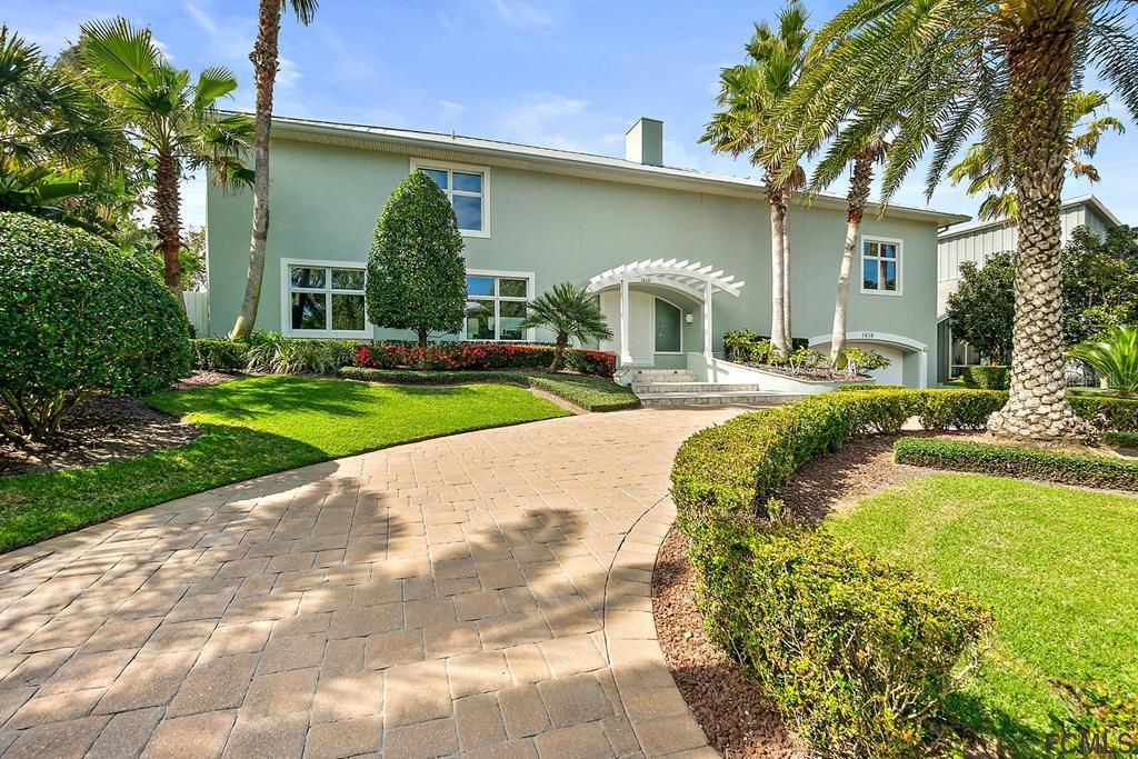 Recently Sold: $2,500,000 (5 beds, 4 baths, 4564 Square Feet)