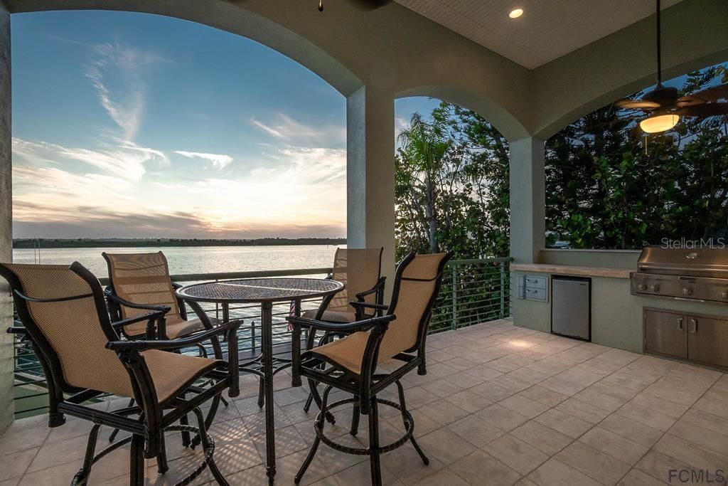 Recently Sold: $2,500,000 (5 beds, 4 baths, 4564 Square Feet)