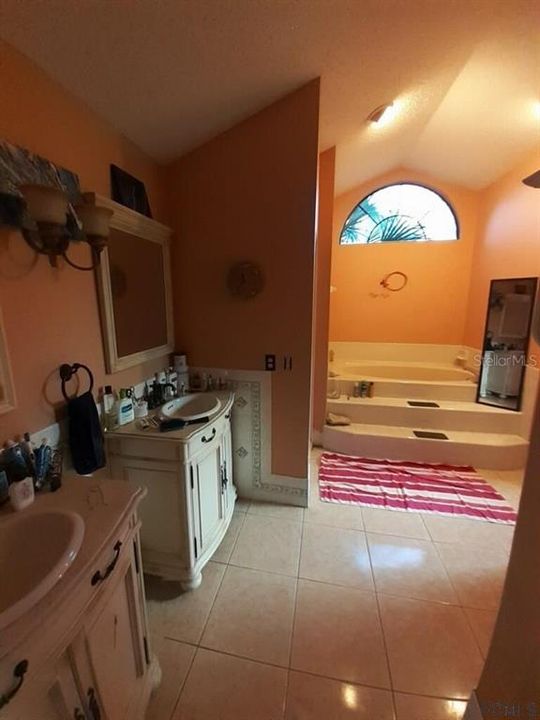 Vendido Recientemente: $299,000 (3 camas, 2 baños, 2295 Pies cuadrados)