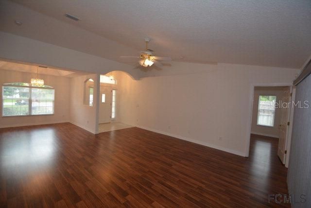 Recently Rented: $1,525 (3 beds, 2 baths, 1724 Square Feet)