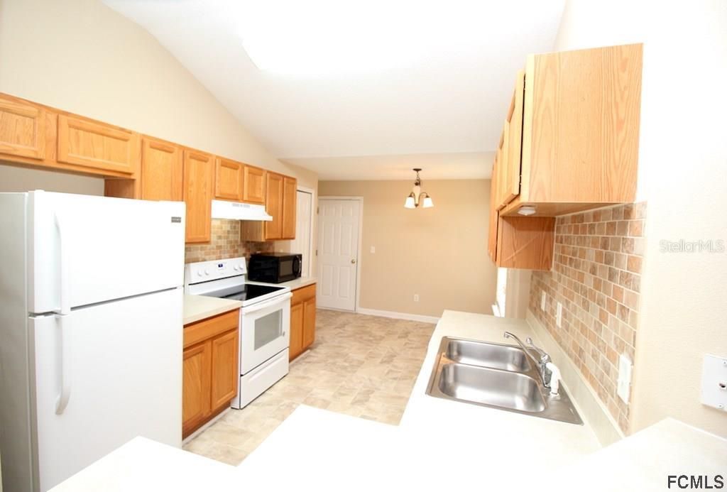Recently Rented: $1,395 (3 beds, 2 baths, 1455 Square Feet)