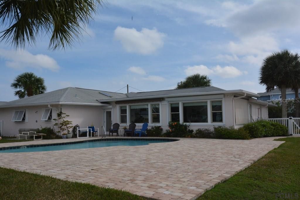 Recently Sold: $950,000 (3 beds, 2 baths, 2212 Square Feet)