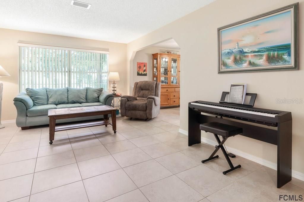Recently Sold: $325,000 (3 beds, 2 baths, 1730 Square Feet)