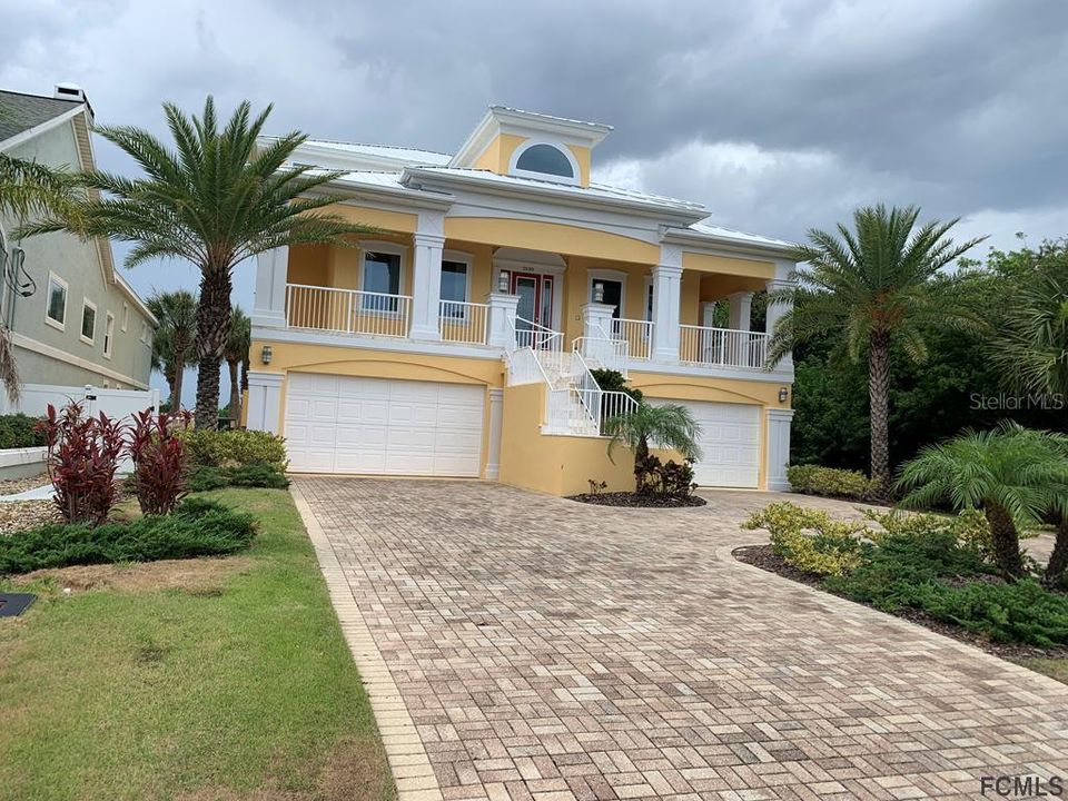 Vendido Recientemente: $1,800,000 (6 camas, 4 baños, 6200 Pies cuadrados)