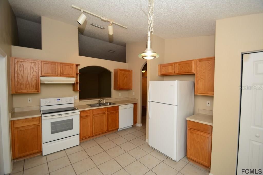 Recently Rented: $1,700 (3 beds, 2 baths, 1326 Square Feet)