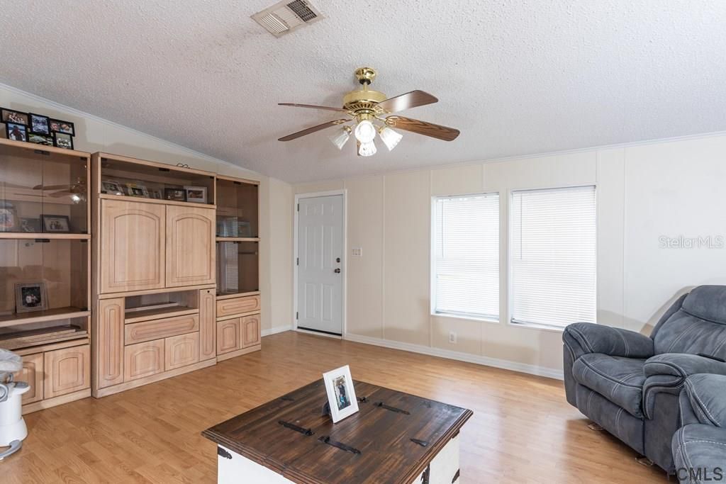 Recently Sold: $185,000 (3 beds, 2 baths, 1296 Square Feet)