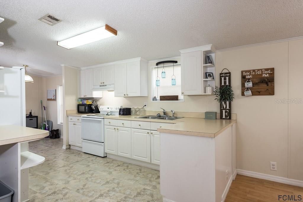 Recently Sold: $185,000 (3 beds, 2 baths, 1296 Square Feet)