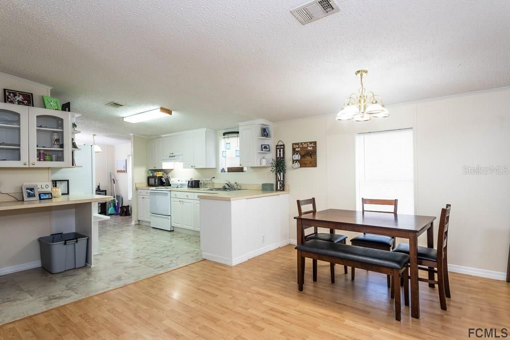 Recently Sold: $185,000 (3 beds, 2 baths, 1296 Square Feet)