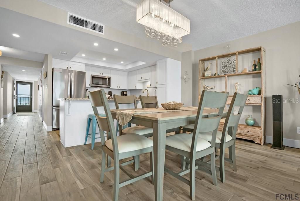 Recently Sold: $1,050,000 (3 beds, 2 baths, 1554 Square Feet)