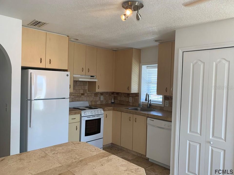 Recently Rented: $1,900 (2 beds, 1 baths, 700 Square Feet)