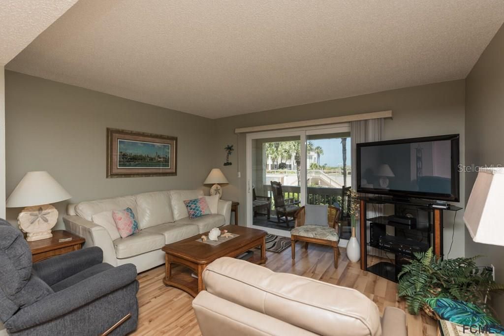 Recently Sold: $589,000 (2 beds, 2 baths, 1202 Square Feet)