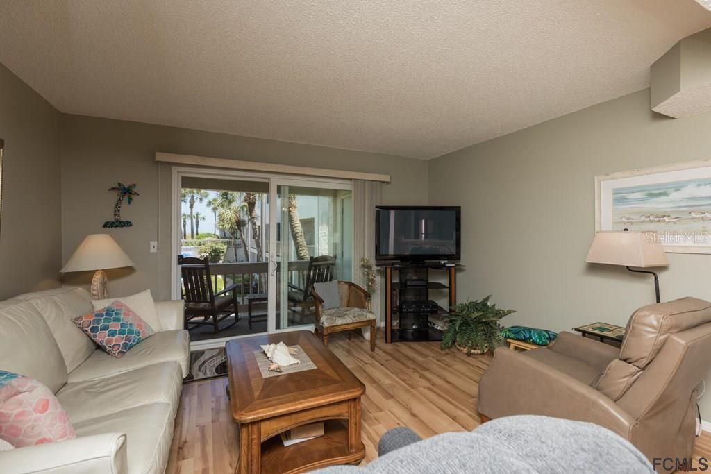 Recently Sold: $589,000 (2 beds, 2 baths, 1202 Square Feet)