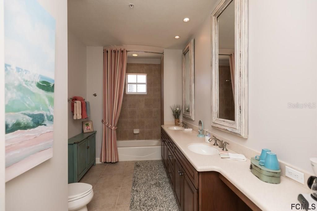 最近售出: $725,000 (3 贝兹, 2 浴室, 2463 平方英尺)