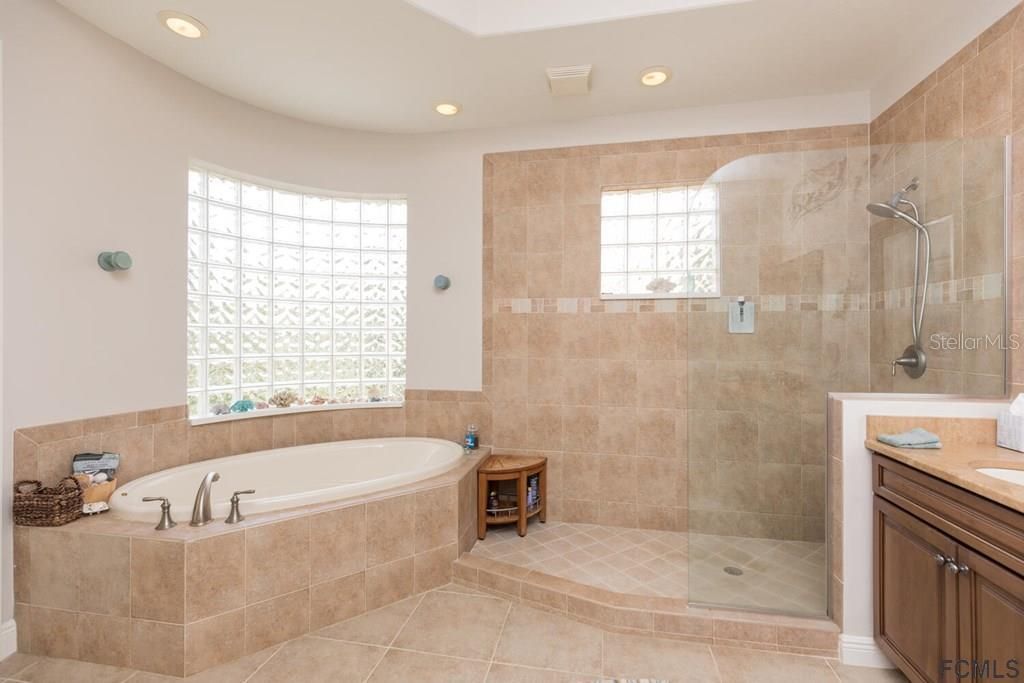 最近售出: $725,000 (3 贝兹, 2 浴室, 2463 平方英尺)