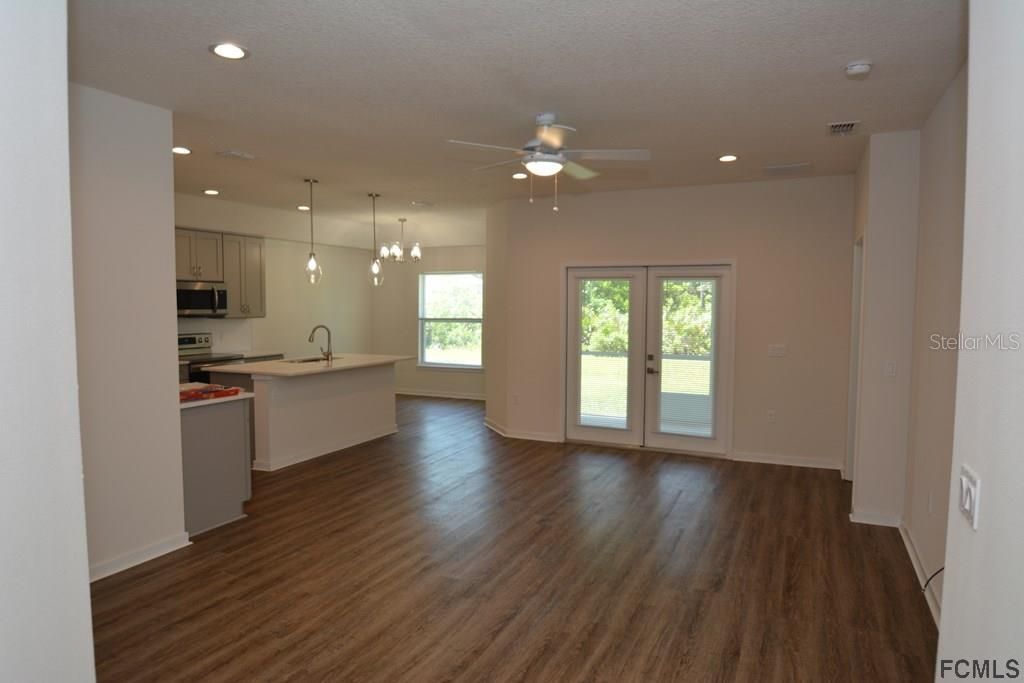 Recently Rented: $2,300 (3 beds, 2 baths, 1575 Square Feet)