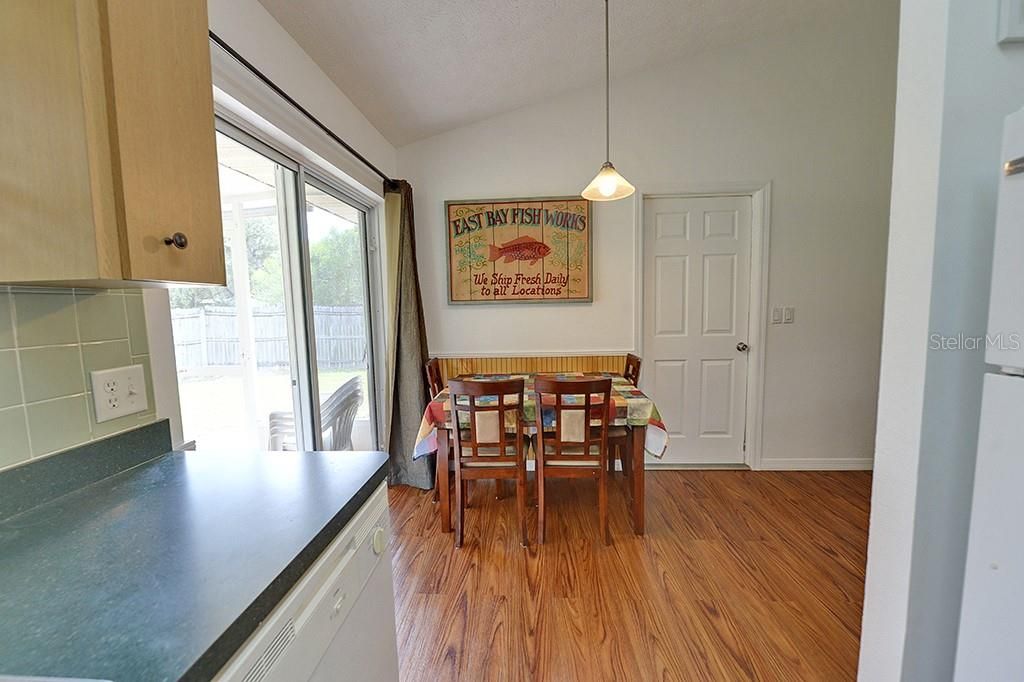 Recently Sold: $179,900 (2 beds, 1 baths, 858 Square Feet)