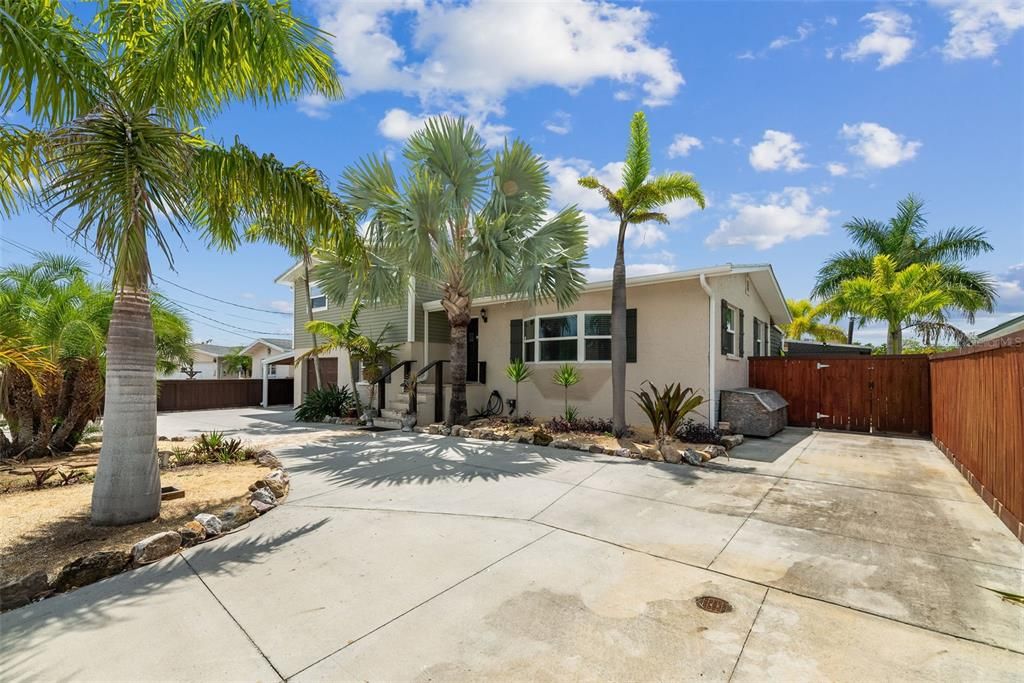 Recently Sold: $819,900 (4 beds, 3 baths, 1824 Square Feet)