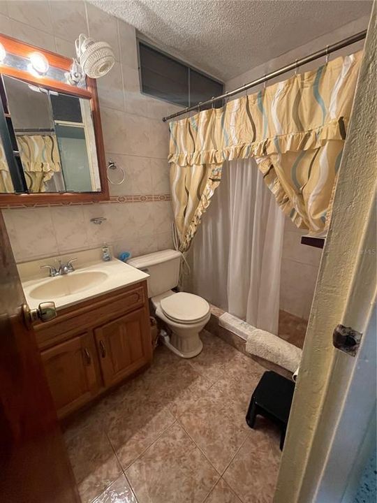 Activo con contrato: $235,000 (6 camas, 5 baños, 2164 Pies cuadrados)