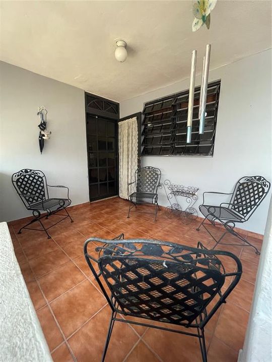 Activo con contrato: $235,000 (6 camas, 5 baños, 2164 Pies cuadrados)
