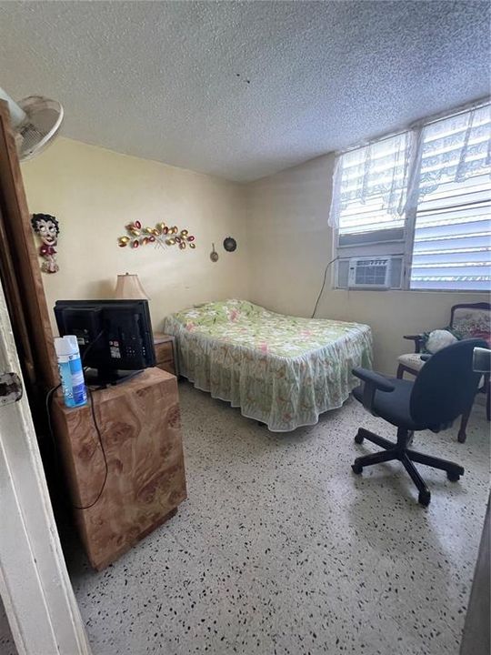 Activo con contrato: $235,000 (6 camas, 5 baños, 2164 Pies cuadrados)