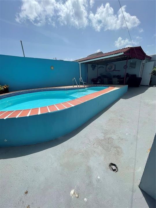 Activo con contrato: $235,000 (6 camas, 5 baños, 2164 Pies cuadrados)