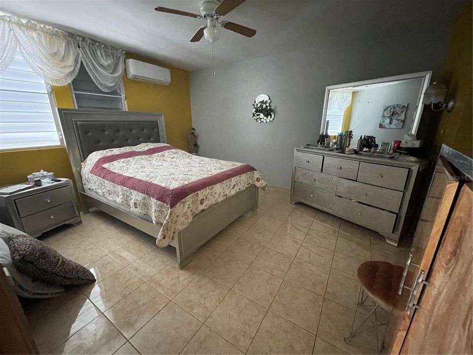 Activo con contrato: $235,000 (6 camas, 5 baños, 2164 Pies cuadrados)