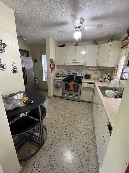 Activo con contrato: $235,000 (6 camas, 5 baños, 2164 Pies cuadrados)