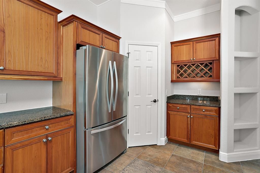 Large kitchen with Crown molding & Walk in pantry