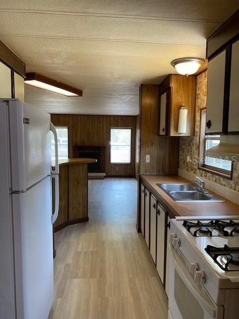 Recently Sold: $129,900 (3 beds, 2 baths, 1344 Square Feet)