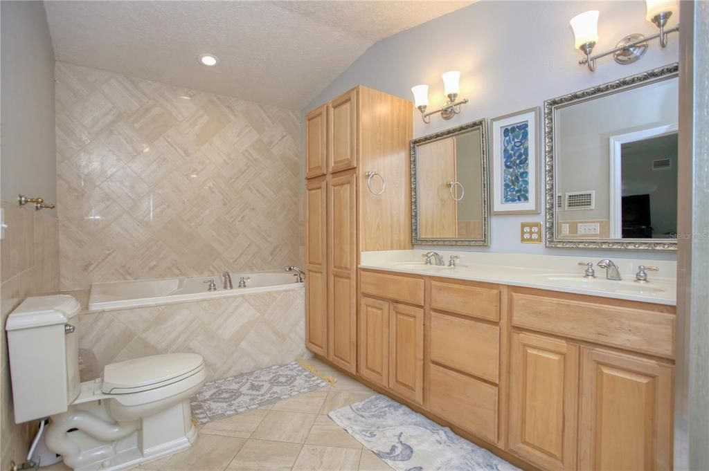 最近售出: $640,000 (4 贝兹, 3 浴室, 2500 平方英尺)