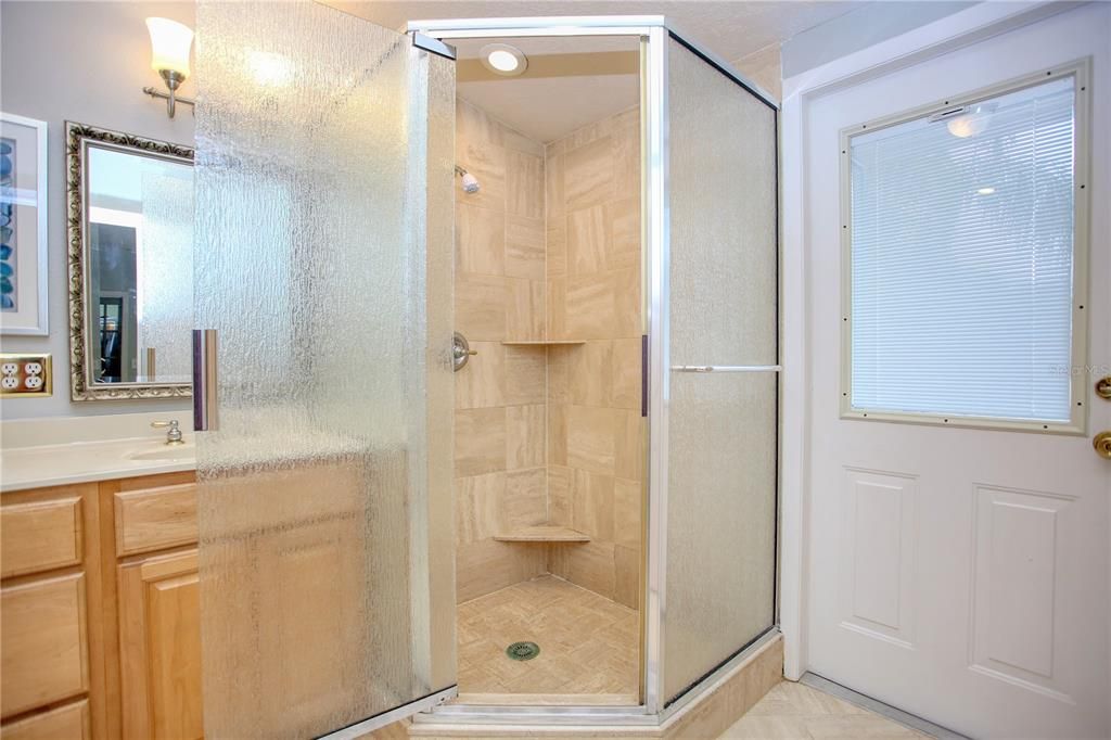 最近售出: $640,000 (4 贝兹, 3 浴室, 2500 平方英尺)