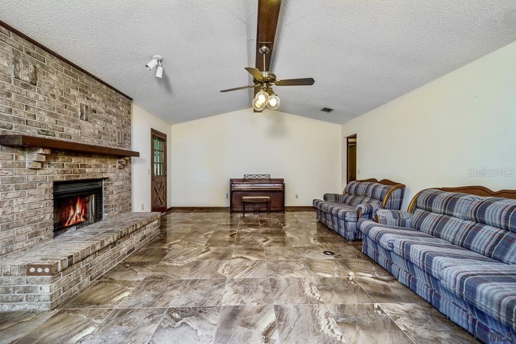 Recently Sold: $425,000 (3 beds, 2 baths, 1661 Square Feet)