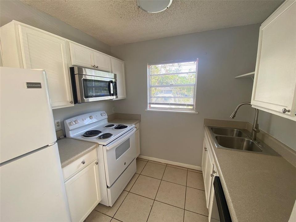 Recently Rented: $950 (2 beds, 1 baths, 726 Square Feet)