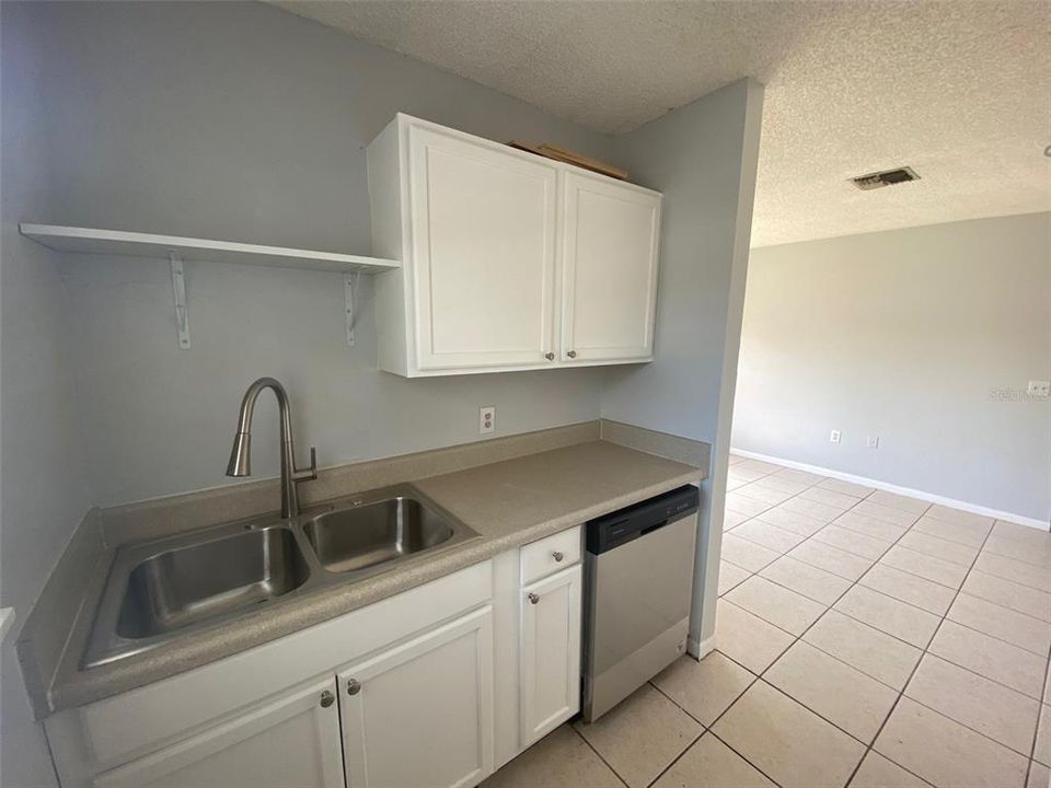 Recently Rented: $950 (2 beds, 1 baths, 726 Square Feet)