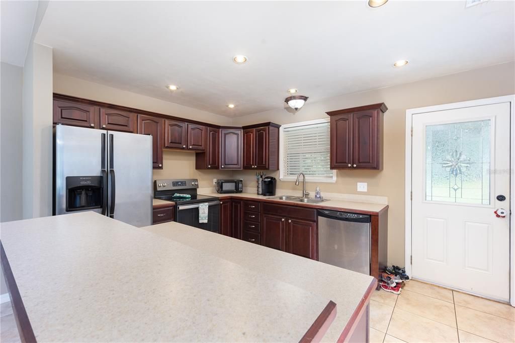 Recently Sold: $220,000 (3 beds, 2 baths, 1433 Square Feet)