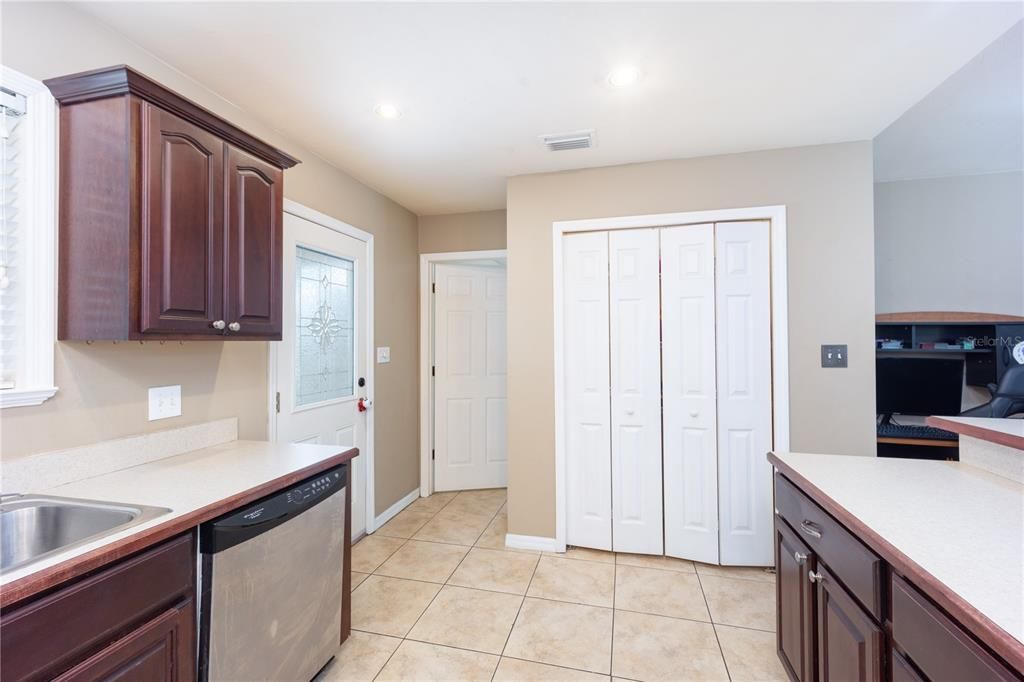 Recently Sold: $220,000 (3 beds, 2 baths, 1433 Square Feet)