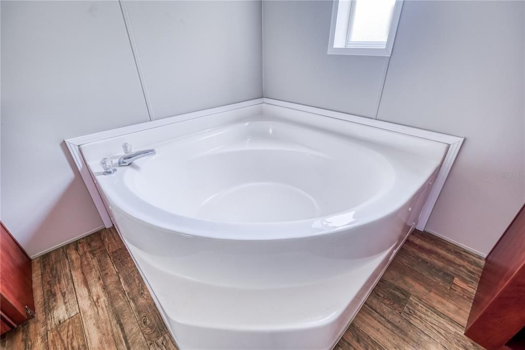 Large master garden tub