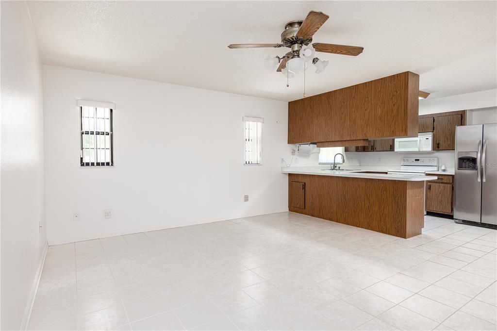 Vendido Recientemente: $369,000 (3 camas, 2 baños, 1421 Pies cuadrados)