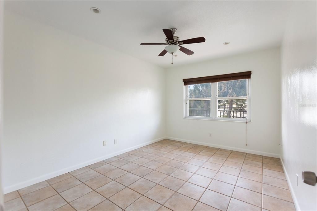 Active With Contract: $1,825 (2 beds, 1 baths, 875 Square Feet)