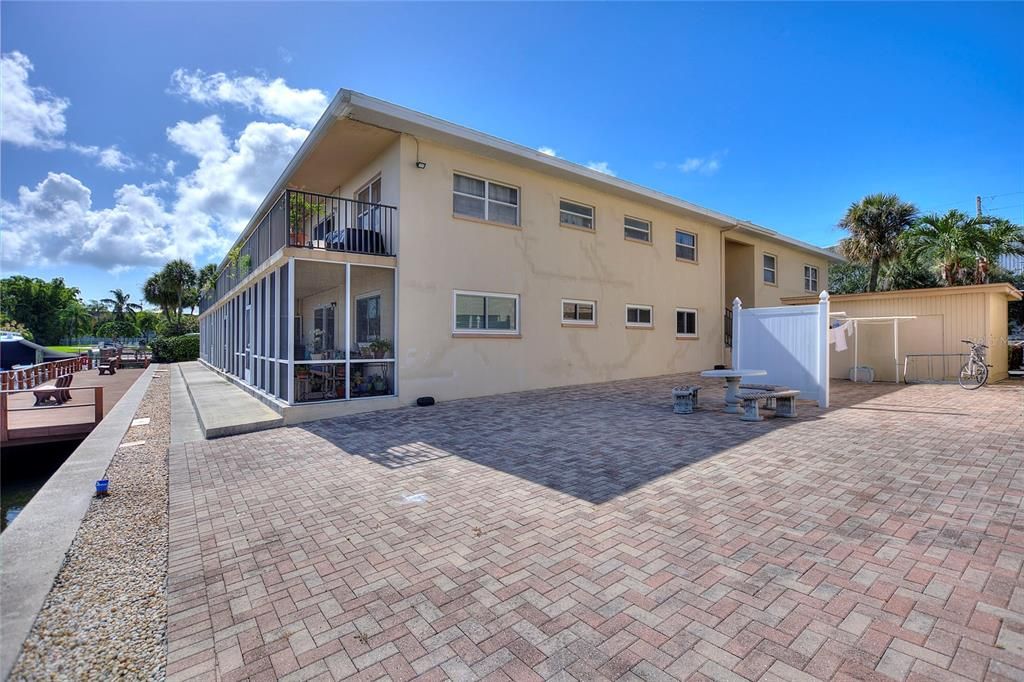 Active With Contract: $1,825 (2 beds, 1 baths, 875 Square Feet)