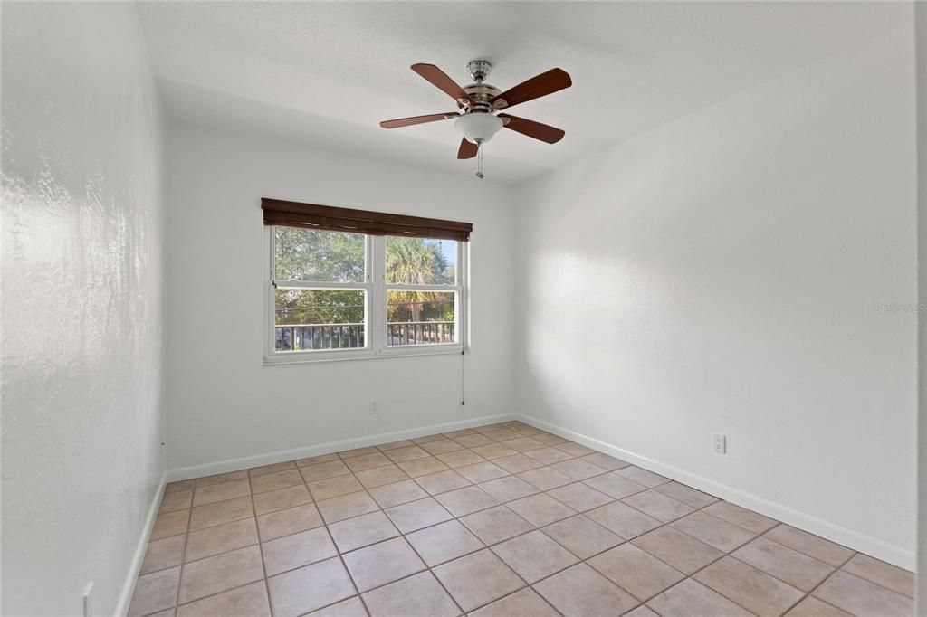 Active With Contract: $1,825 (2 beds, 1 baths, 875 Square Feet)