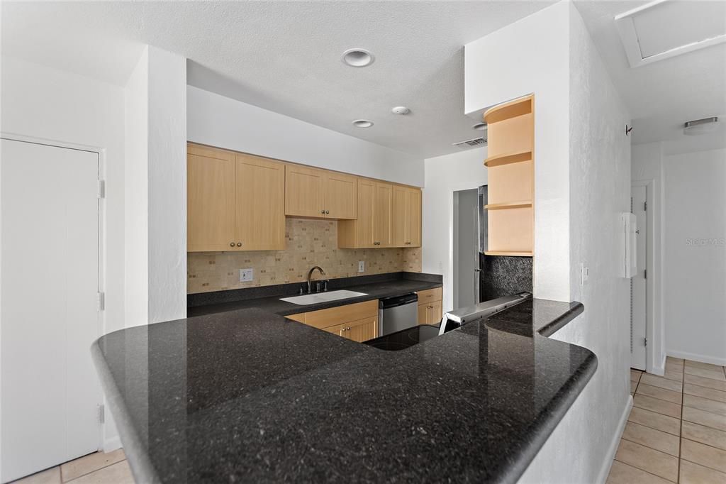 Active With Contract: $1,825 (2 beds, 1 baths, 875 Square Feet)