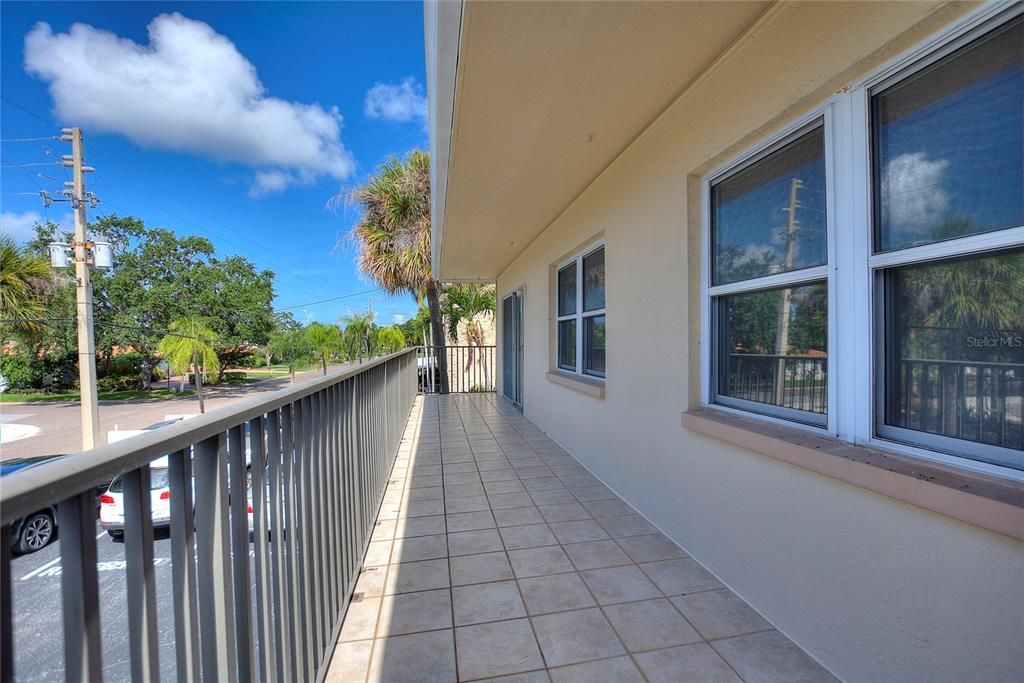 Active With Contract: $1,825 (2 beds, 1 baths, 875 Square Feet)