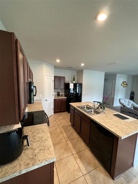 Recently Sold: $300,000 (3 beds, 2 baths, 1431 Square Feet)