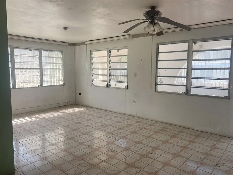 Vendido Recientemente: $62,000 (3 camas, 2 baños, 850 Pies cuadrados)