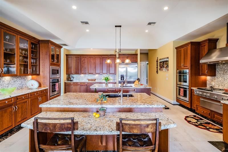 Breakfast bar in Gourmet kitchen