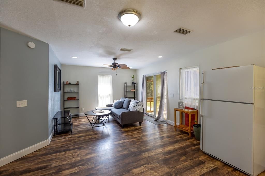 Recently Sold: $225,000 (2 beds, 1 baths, 932 Square Feet)